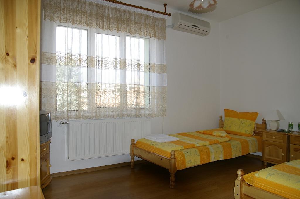 Karadzhovy Guest House Kalofer Kamer foto
