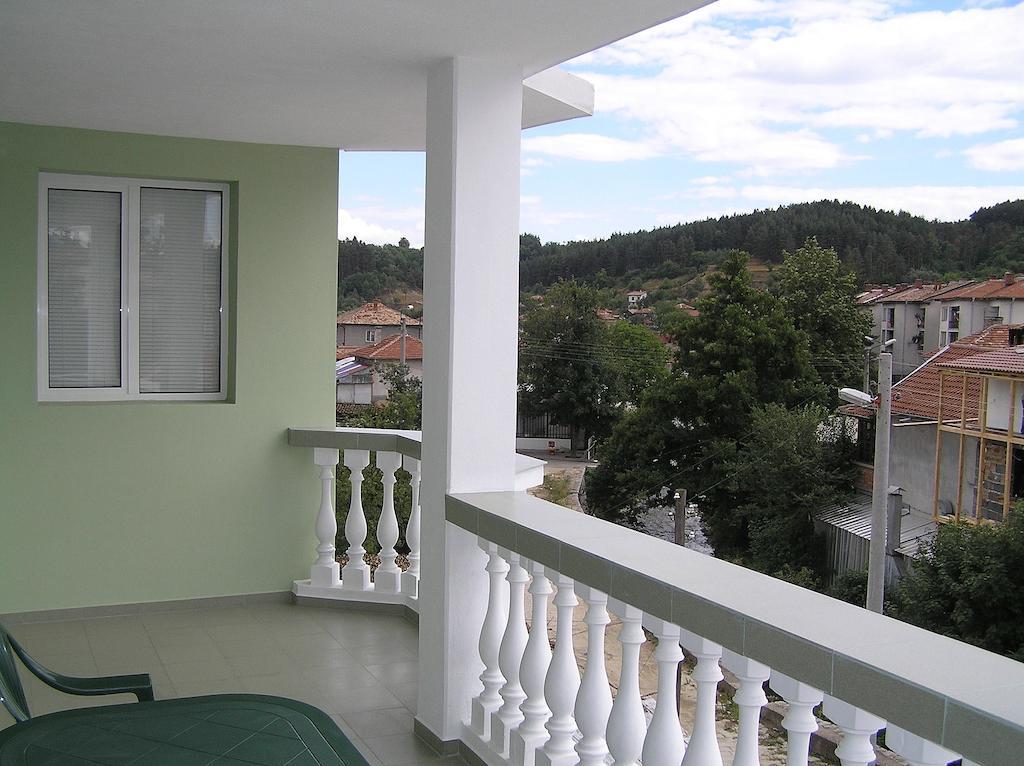 Karadzhovy Guest House Kalofer Kamer foto