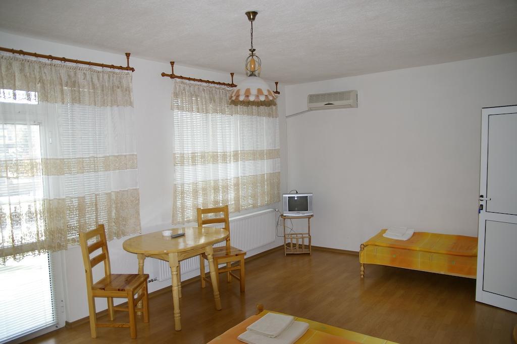 Karadzhovy Guest House Kalofer Kamer foto
